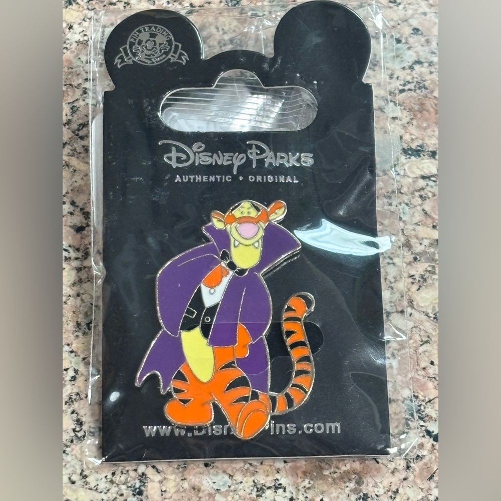 DISNEY PIN TIGGER AS A VAMPIRE HALLOWEEN 2022 NEW - Picture 6 of 6
